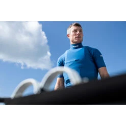 Musto Sunblock Dynamic Short Sleeve Rash Guard - Sky Diver Blue 12 Musto Sunblock Dynamic Short Sleeve Rash Guard - Sky Diver Blue -Diving Specialty Store 81216 586 SUNBLOCK DYNAMIC 002 STUART BITHELL JACK HAWKINS